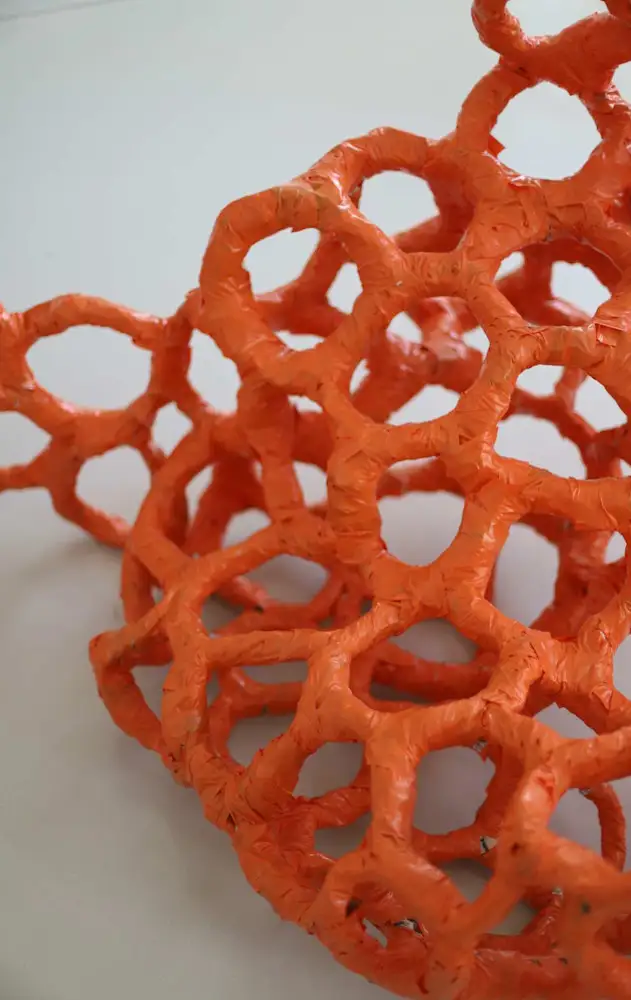 Ohne Titel II – Skulptur aus Klebeband, Zeitungspapier und Draht